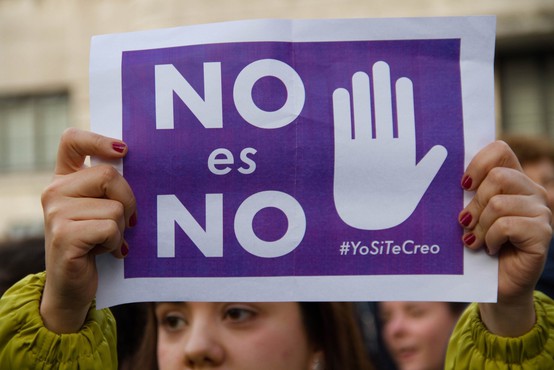 Španija: Množični protesti po oprostilni sodbi za skupinsko posilstvo