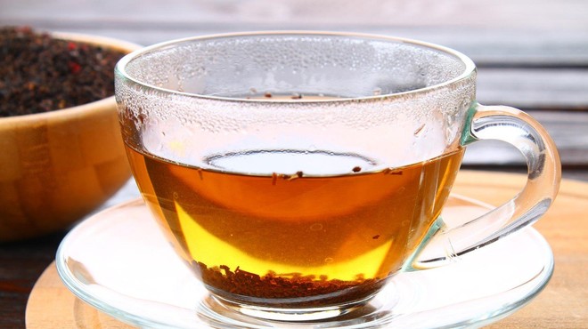 Indija: Prodajalec čaja je vodo za napitke zajemal na stranišču vlaka! (foto: profimedia)