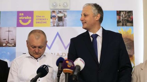 Zaradi neupoštevanja spolnih kvot zavrnjene liste Združene levice, Sloge in Združene desnice!