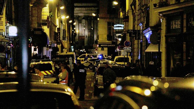 V Parizu napadalec z nožem napadel ljudi, ubil enega in ranil štiri! (foto: profimedia)
