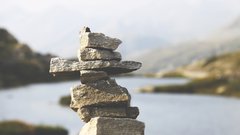 Zakaj ne bi smeli postavljati kamnitih skulptur ("možicev") v naravi?