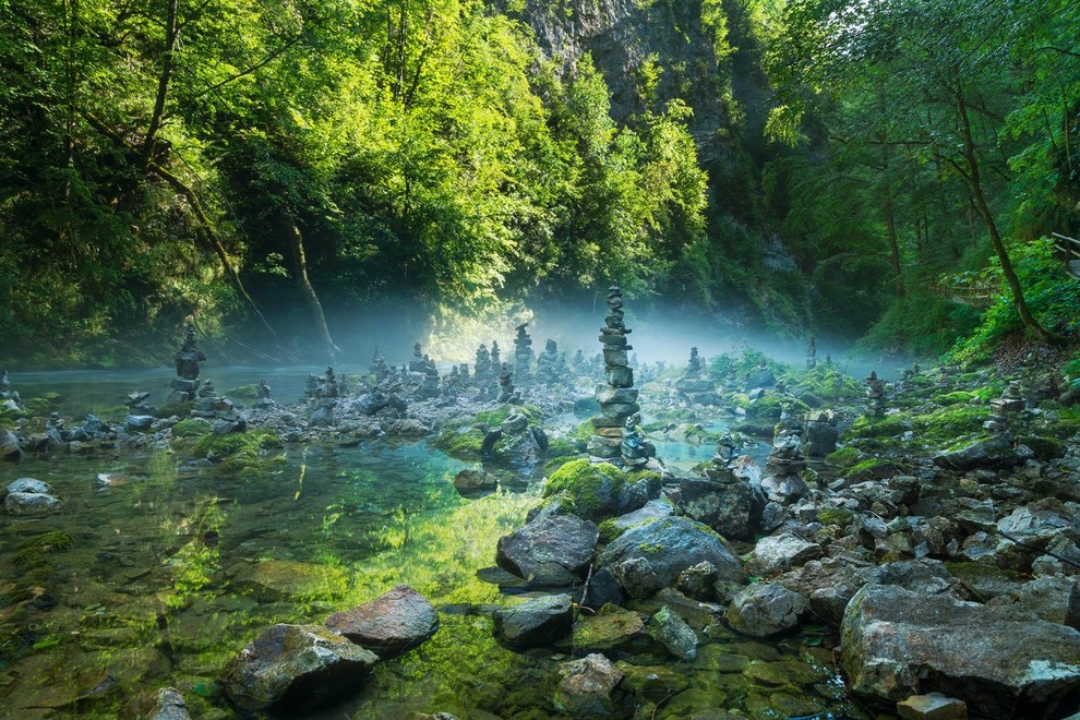 Zakaj ne bi smeli postavljati kamnitih skulptur ("možicev") v naravi?