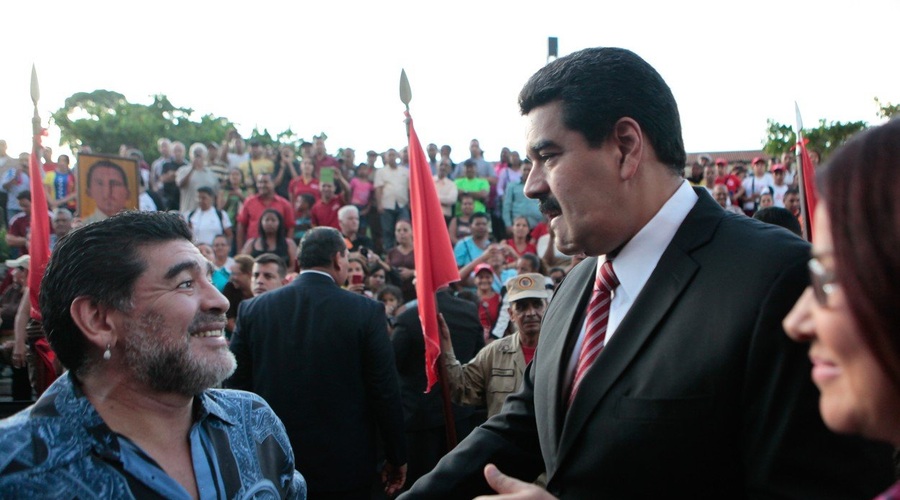 Nogometni zvezdnik Maradona podprl Madura v boju za predsedniški položaj v Venezueli (foto: profimedia)
