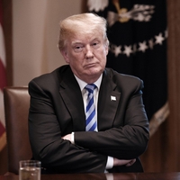 Sodnik mu je prepovedal graditi, zato mu napoveduje vojno