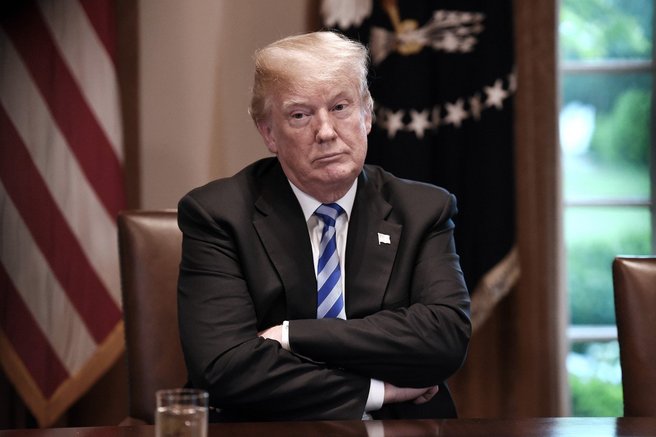 Sodnik mu je prepovedal graditi, zato mu napoveduje vojno