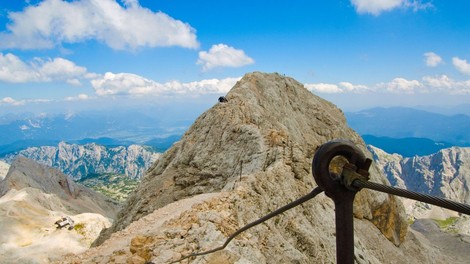 V gorski nesreči pri vzponu na Triglav umrl plezalec