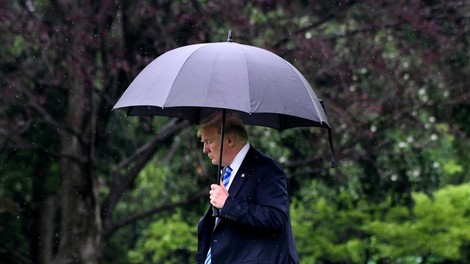 Donald Trump prepovedal poslovanje s tveganimi tujimi telekomunikacijskimi podjetji