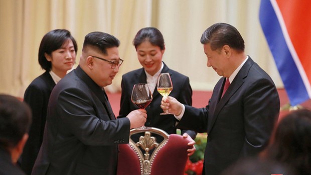 
                            Nenapovedano srečanje voditeljev Južne in Severne Koreje (foto: profimedia)