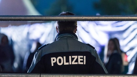 Osumljenec, ki je priznal umor svoje matere v Švici, že v priporu