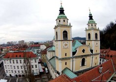 Moški omahnil med plezanjem na ljubljansko stolnico in umrl