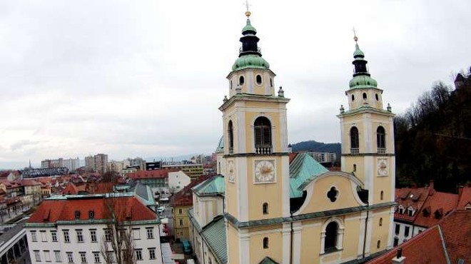 Moški omahnil med plezanjem na ljubljansko stolnico in umrl (foto: STA)