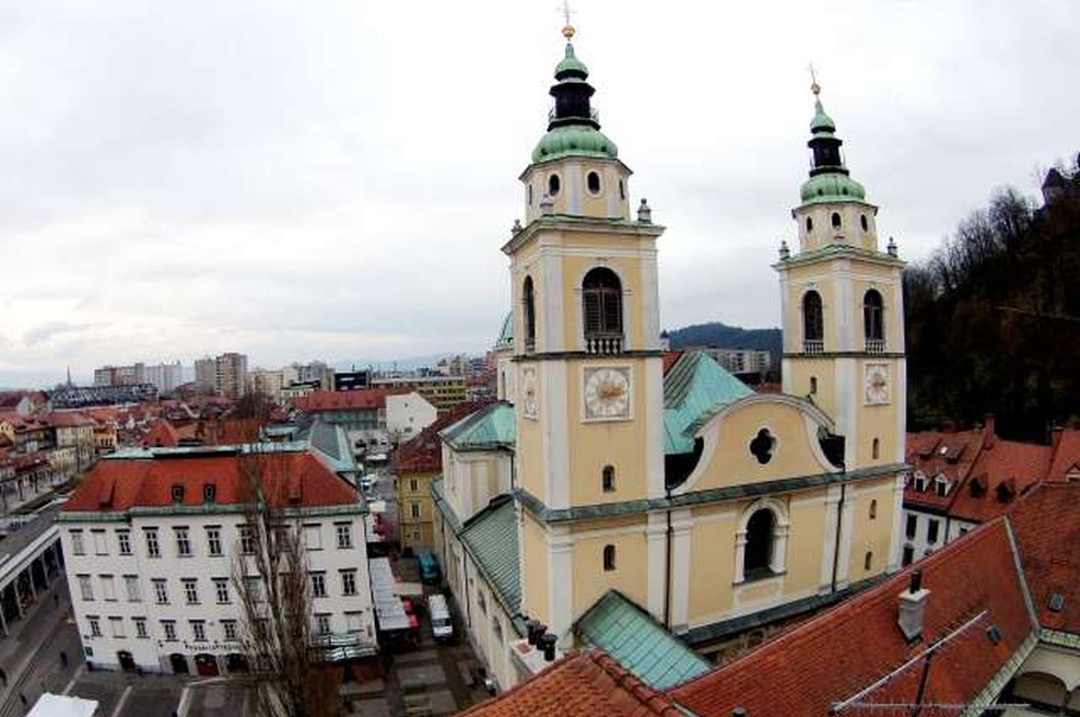 Moški omahnil med plezanjem na ljubljansko stolnico in umrl (foto: STA)