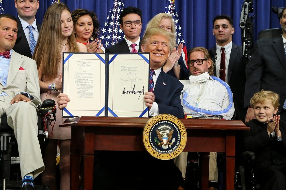 Trumpova odvetnika sta trdila, da lahko predsednik ZDA pomilosti samega sebe (foto: profimedia)