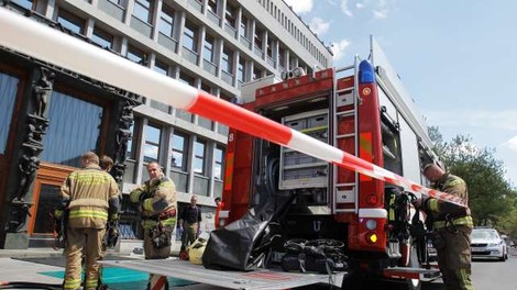 V DZ prejeli sumljivo pošiljko z belim prahom, podobne pošiljke popoldan še na druge naslove!