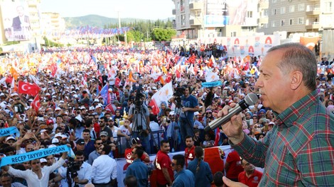 Turški predsednik Erdogan pred volitvami obljubil kavarne z brezplačno kavo in čajem
