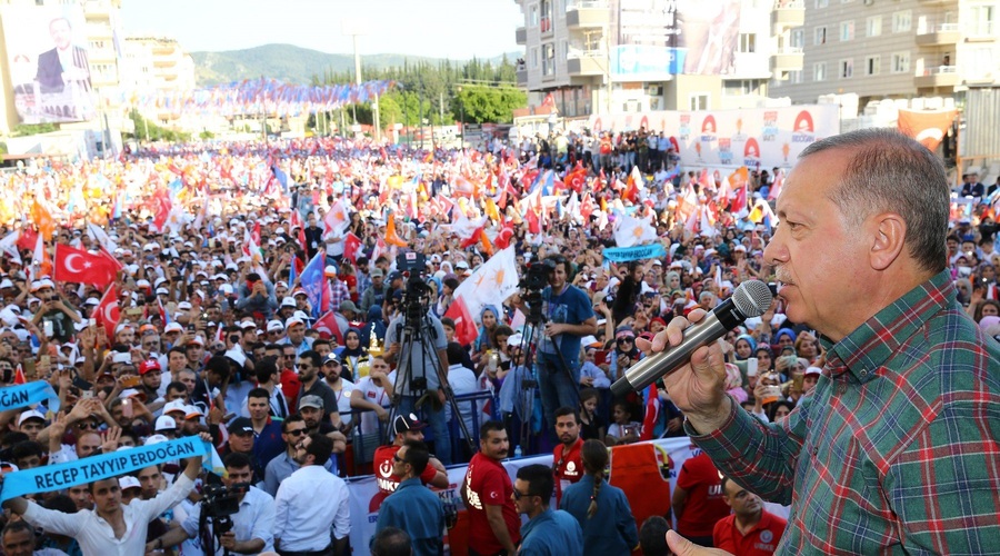 Turški predsednik Erdogan pred volitvami obljubil kavarne z brezplačno kavo in čajem (foto: profimedia)