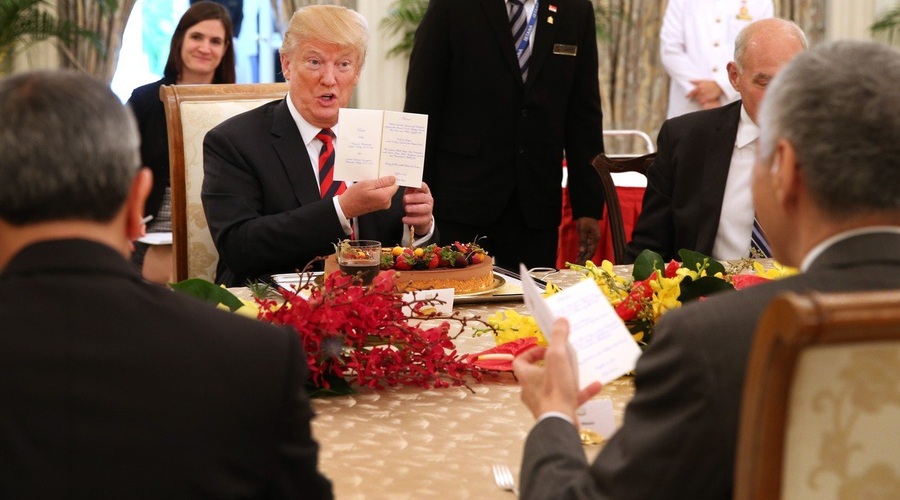 Ker Donald Trump v ihti vedno raztrga dokumente, ima Bela hiša poseben tim, da jih lepi skupaj! (foto: profimedia)