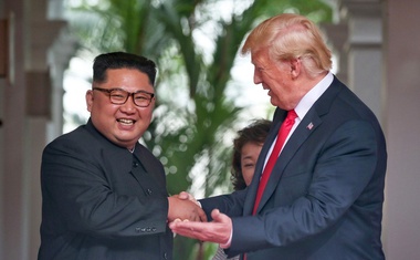 Trump in Kim v Singapurju podpisala dogovor, na Twitterju pa najbolj odmeva Trumpova šala!