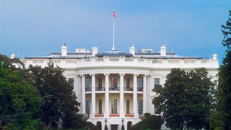Trump pred Belo hišo posadil "Maganolijo" kot simbol novega začetka