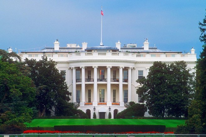 Trump pred Belo hišo posadil "Maganolijo" kot simbol novega začetka
