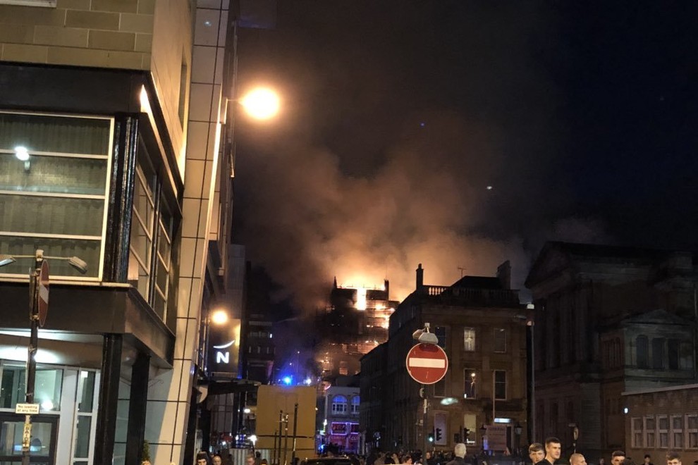 VIDEO: V Glasgowu zagorela slovita umetnostna akademija