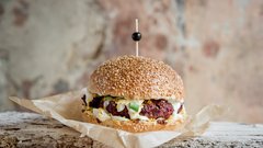Slastno se je v burger baru Flying Pig v Jelsi (foto: Dean Dubokovič)
