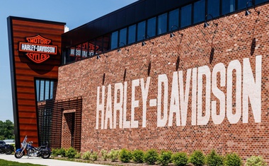 Harley Davidson bo s selitvijo dela proizvodnje iz ZDA omejeval škodo, ki so posledica uvedbe ameriških carin!