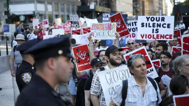 Američani množično na ulične proteste proti priseljenski politiki (foto: STA)