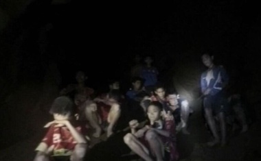 Tajske dečke in trenerja bodo iz jame morda reševali še mesece?