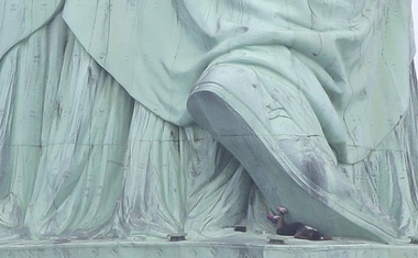 Priseljenka na dan neodvisnosti protestno splezala na Kip svobode