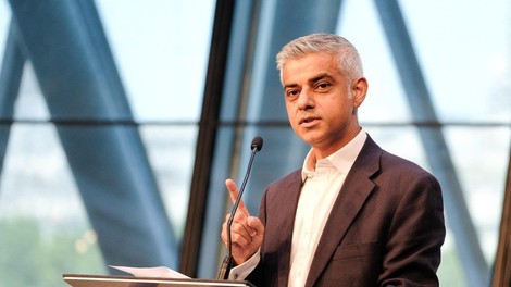 London bo Trumpa pozdravil z balonom v obliki jeznega dojenčka