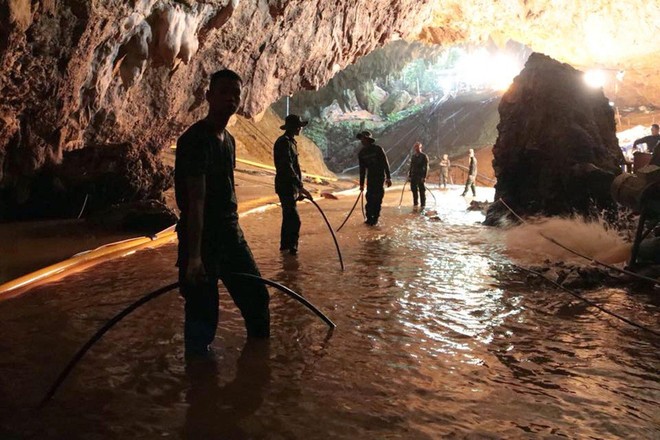 Reševanje tajskih dečkov iz poplavljene jame: 4 dečki rešeni, ostale bodo reševali v ponedeljek! (foto: profimedia)