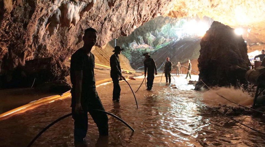Reševanje tajskih dečkov iz poplavljene jame: 4 dečki rešeni, ostale bodo reševali v ponedeljek! (foto: profimedia)