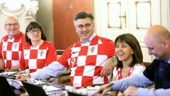 Hrvaški ministri na vladni seji v dresih hrvaške reprezentance
