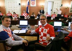 Hrvaški ministri na vladni seji v dresih hrvaške reprezentance