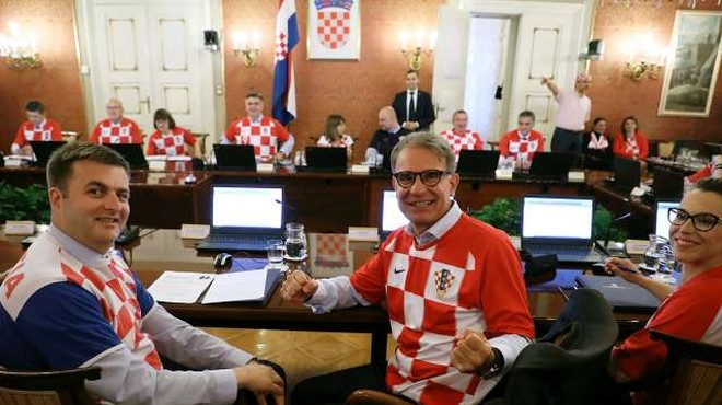 Hrvaški ministri na vladni seji v dresih hrvaške reprezentance (foto: Hina/STA)