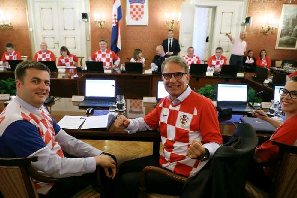 Hrvaški ministri na vladni seji v dresih hrvaške reprezentance
