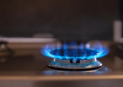 Neznanec vstopil v hišo, na prižgan štedilnik postavil lonec s plastičnim cedilom in odšel! Zgodilo se je v Sloveniji!