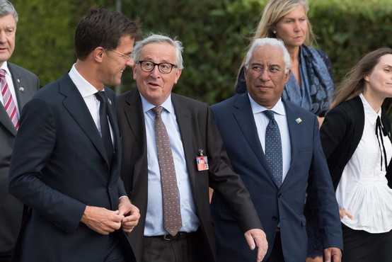 Twitter si je Junckerja privoščil že včeraj, Evropska komisija pa o njegovih težavah z ravnotežjem danes!