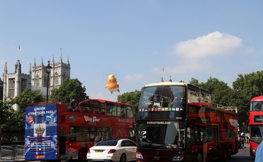 Na protestih proti Trumpu v Londonu več deset tisoč ljudi in gigantski rumeni balon!