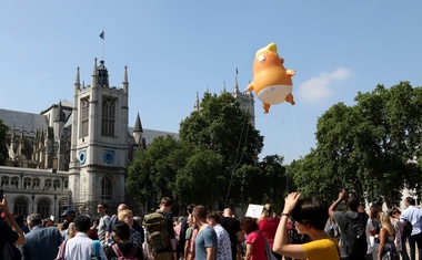 Na protestih proti Trumpu v Londonu več deset tisoč ljudi in gigantski rumeni balon!