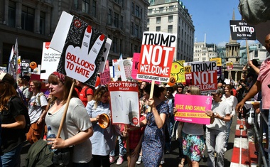 Na protestih proti Trumpu v Londonu več deset tisoč ljudi in gigantski rumeni balon!