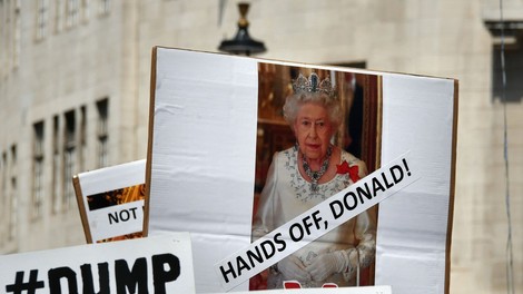 Na protestih proti Trumpu v Londonu več deset tisoč ljudi in gigantski rumeni balon!
