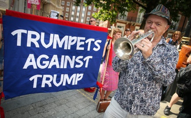 Na protestih proti Trumpu v Londonu več deset tisoč ljudi in gigantski rumeni balon!