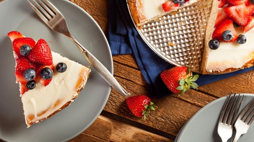 Recept: Slastna poletna torta z grškim jogurtom in sadjem (BREZ sladkorja in peke!)