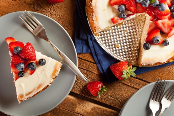 Recept: Slastna poletna torta z grškim jogurtom in sadjem (BREZ sladkorja in peke!)
