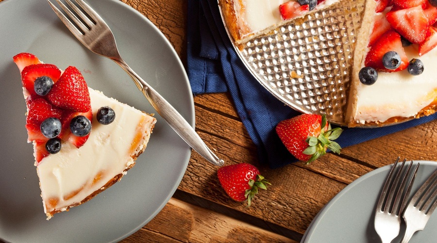 Recept: Slastna poletna torta z grškim jogurtom in sadjem (BREZ sladkorja in peke!) (foto: profimedia)