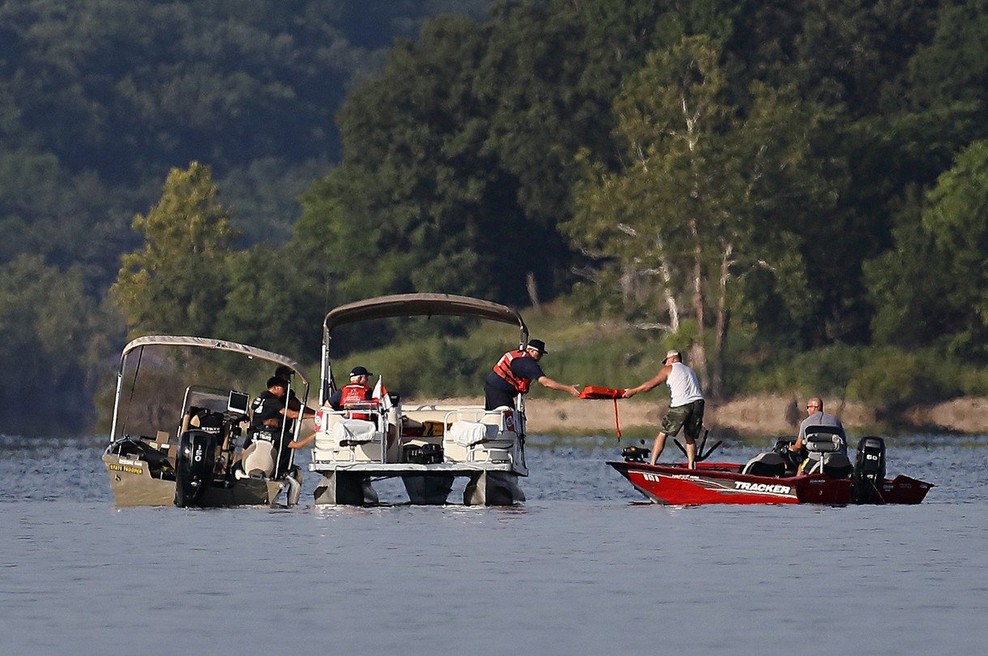 Zaradi slabega vremena in močnega vetra potonila turistična ladja na jezeru Table Rock - 17 mrtvih (foto: profimedia)