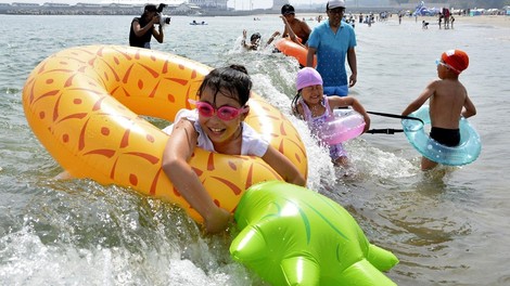 Na Japonskem po več letih znova odprli plaže v bližini Fukushime