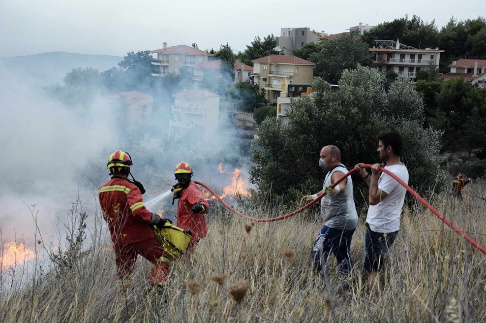 Požari v okolici Aten posledica pretrgane električne napeljave (foto: Profimedia)